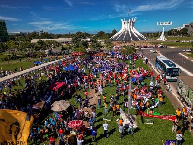 Imagem da noticia Servidores e professores de universidades federais fazem novo protesto em Brasília