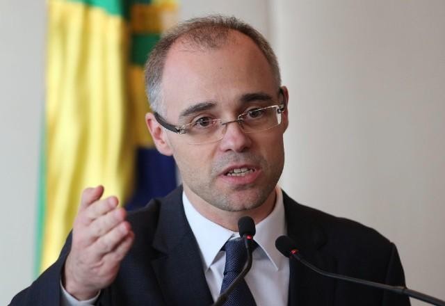 Imagem da noticia André Mendonça toma posse como ministro efetivo do Tribunal Superior Eleitoral
