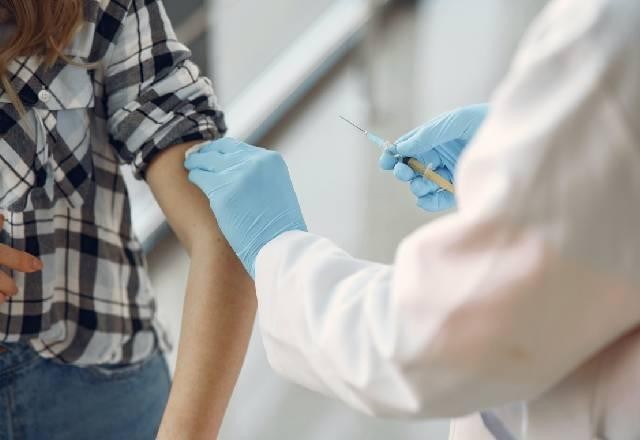 Imagem da noticia UFRJ pede autorização à Anvisa para iniciar testes de nova vacina