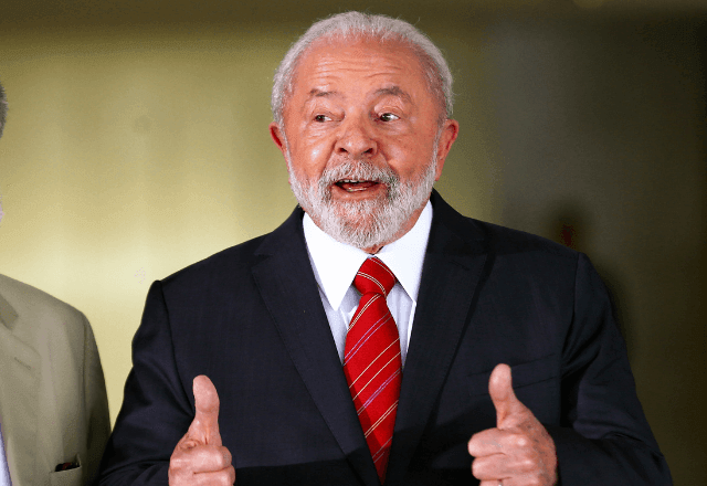 Imagem da noticia Lula caiu no banheiro do Palácio da Alvorada e precisou levar cinco pontos na cabeça