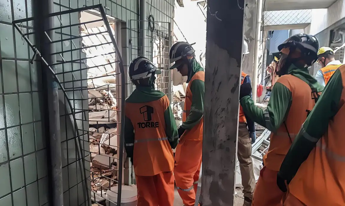 Imagem da noticia Aracaju: sobe para cinco o número de mortos em desabamento de prédio