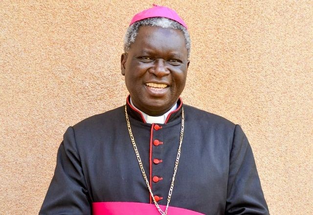 Imagem da noticia Arcebispo contraria Vaticano e proíbe bênção a casais homoafetivos