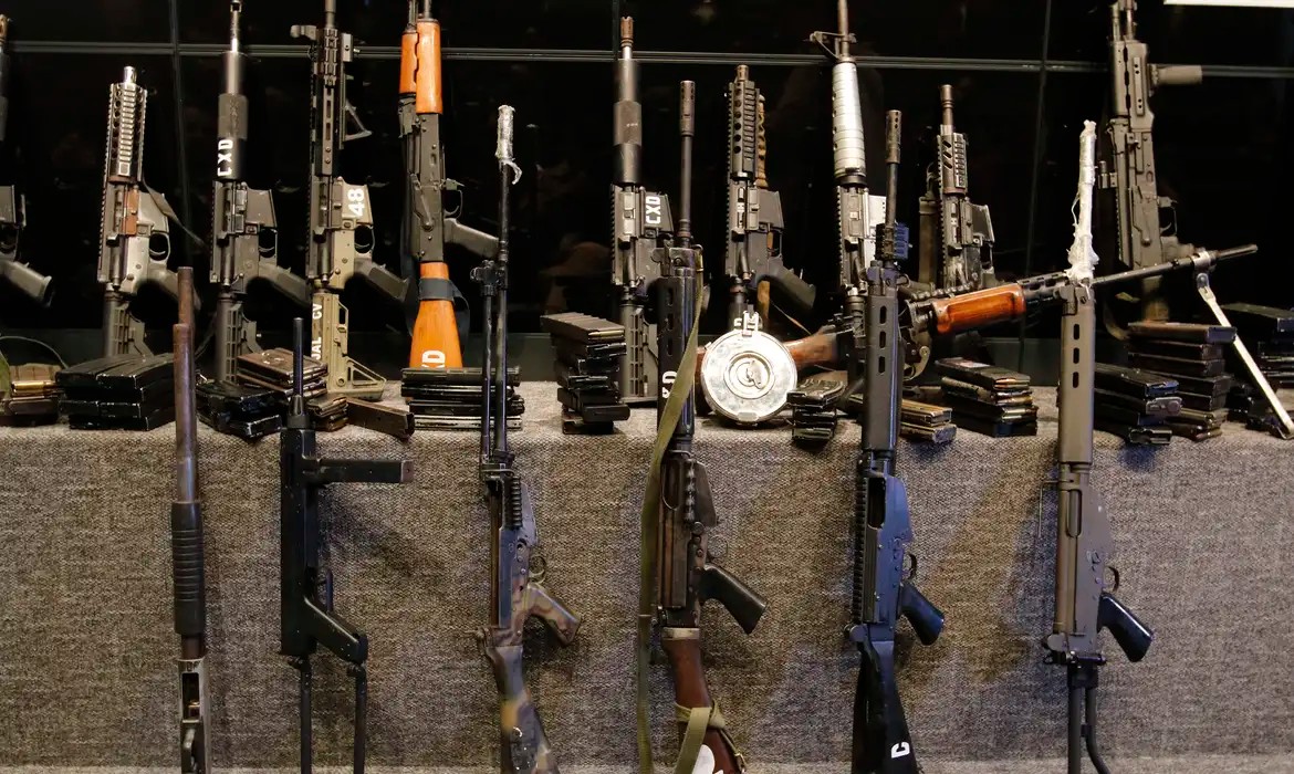 Imagem da noticia Dino deixa Justiça sem mexer em regra que reforçaria combate ao tráfico de armas