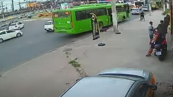 Menina é arremessada de ônibus em movimento no Rio de Janeiro