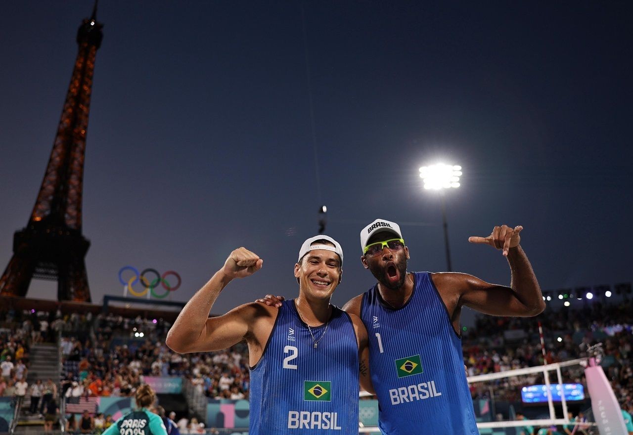 Evandro e Arthur atropelam dupla holandesa e avançam às quartas no vôlei de praia