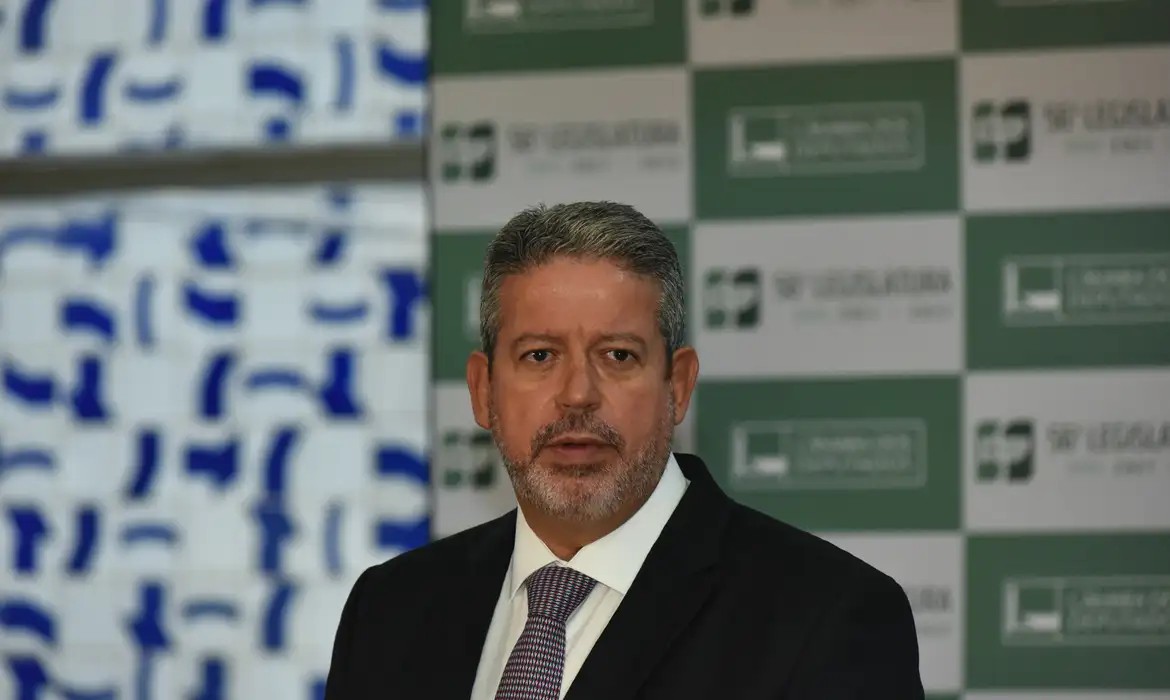 Imagem da noticia Câmara adia votação da reforma tributária em meio às negociações por emendas