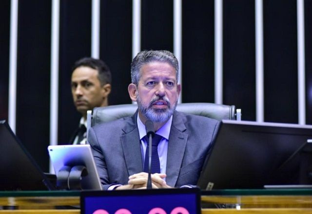 Lira antecipa volta das férias após operações da PF contra deputados