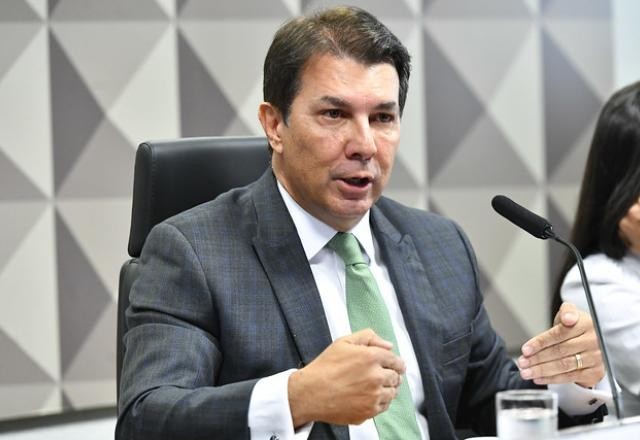 Imagem da noticia Presidente da CPMI do 8/1 nega pedido para investigar caso venda de joias e Bolsonaro