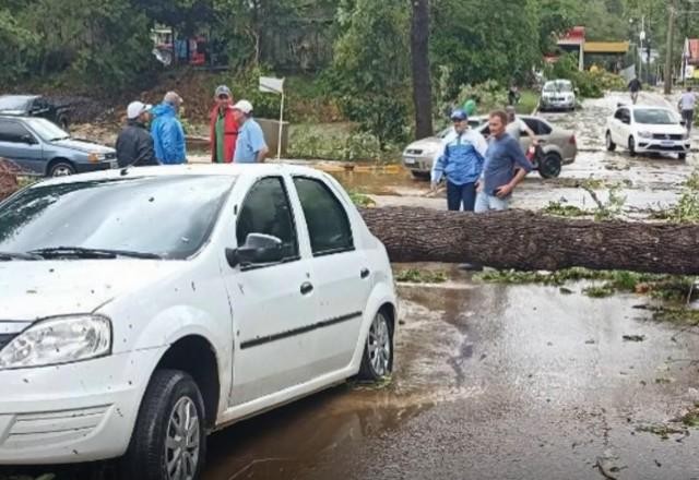 Tornado atinge oeste de Santa Catarina com ventos de 120 km/h