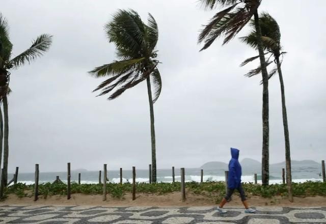 Defesa Civil alerta para ventos acima de 100 km/h com chegada de ciclone