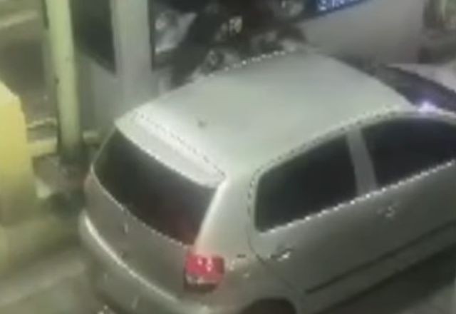 Imagem da noticia Vídeo: criminosos armados roubam carro em praça de pedágio em SP