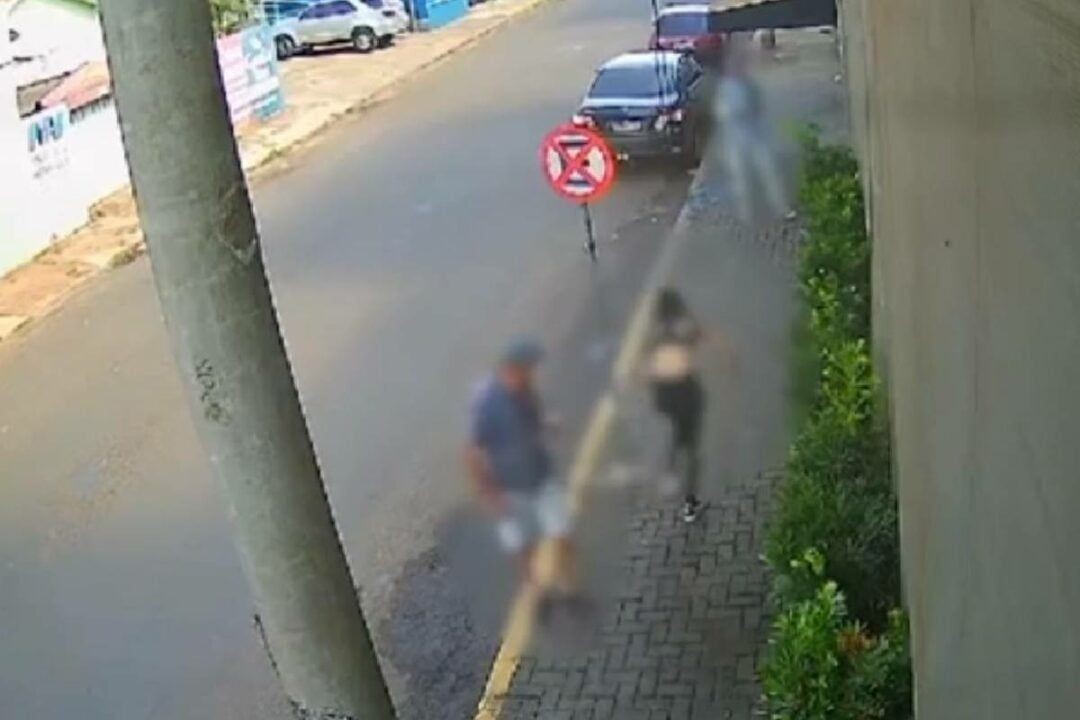 Imagem da noticia Jovem sofre ataque com ácido; câmeras flagram pedido de ajuda