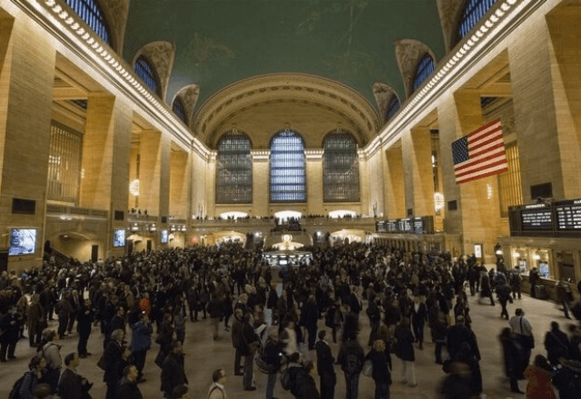 Imagem da noticia Homem é morto pela polícia após ataque com facão no metrô de Nova York