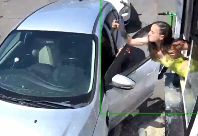 Imagem da noticia VÍDEO: Garçonete reage a marteladas a agressão de cliente nos EUA