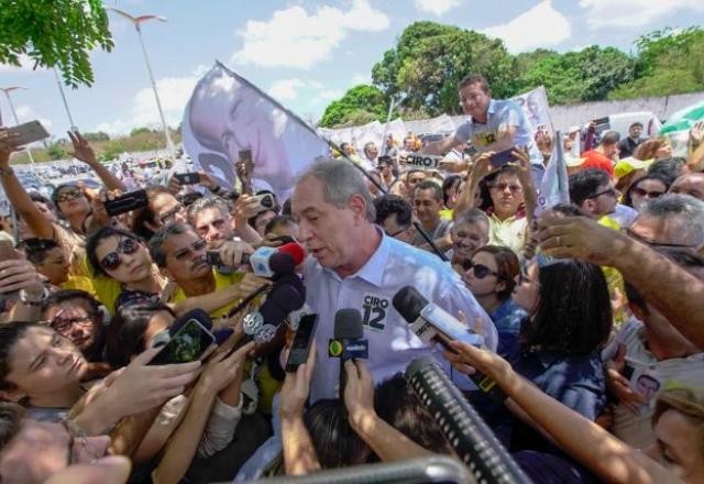 Ciro Gomes comparece em ato contra Bolsonaro na Avenida Paulista