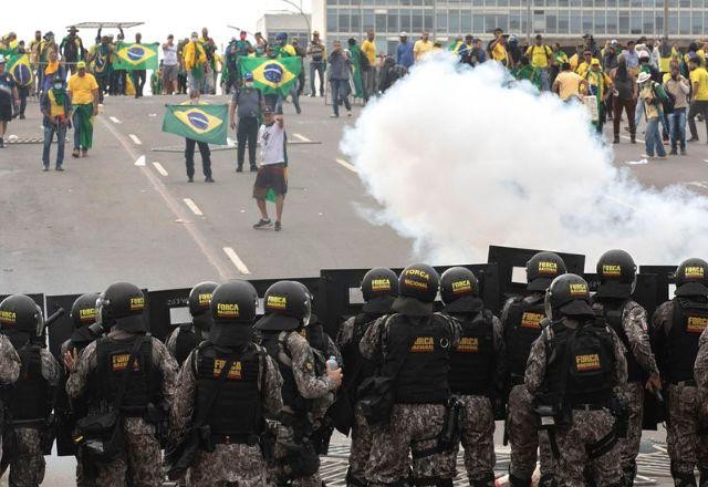 Imagem da noticia SBT News na TV: CPMI sugere indiciamento de Bolsonaro; ataque a hospital em Gaza deixa 500 mortos