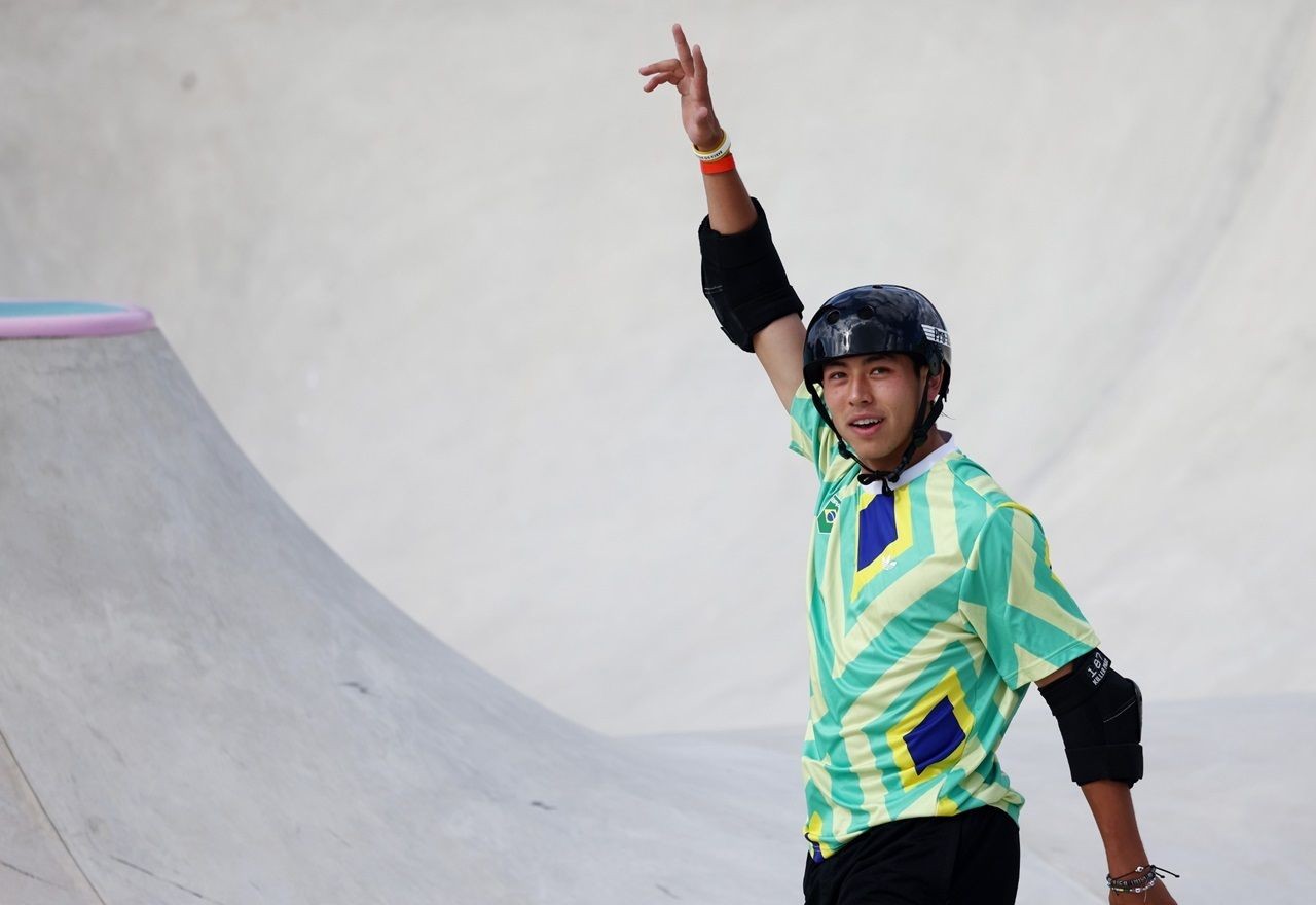 Augusto Akio conquista o bronze para o Brasil no skate park masculino