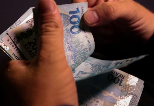 Auxílio Brasil terá reajuste de 20% e famílias receberão R$ 400 até 2022