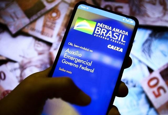 Imagem da noticia Mais de 600 mil pessoas terão que devolver o auxílio emergencial
