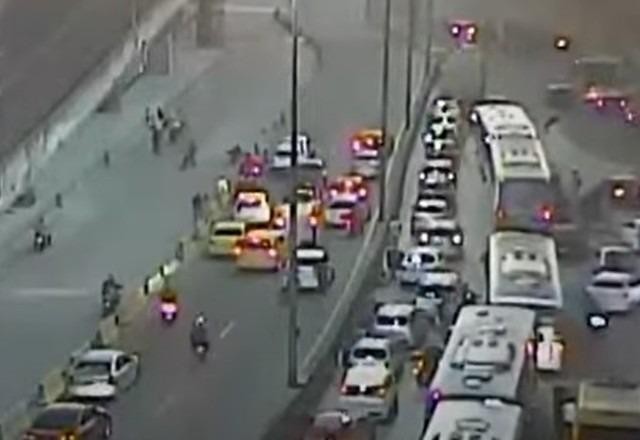 Imagem da noticia Tiroteio entre policiais e criminosos fecha Avenida Brasil, no RJ