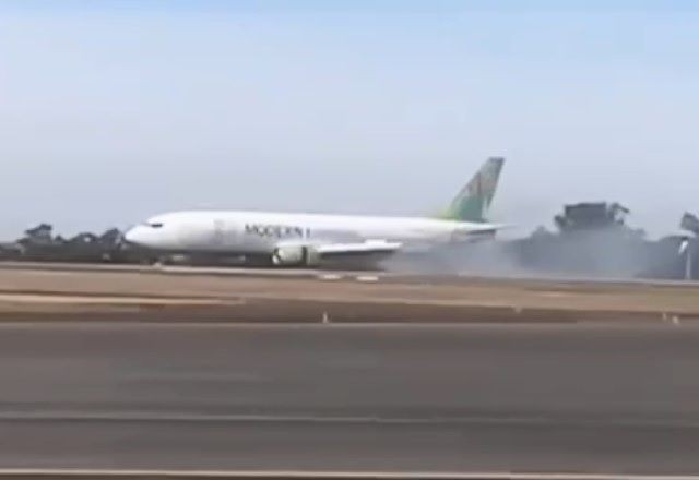 VÍDEO: Avião Boeing 737 faz pouso de emergência em Viracopos após pneu estourar