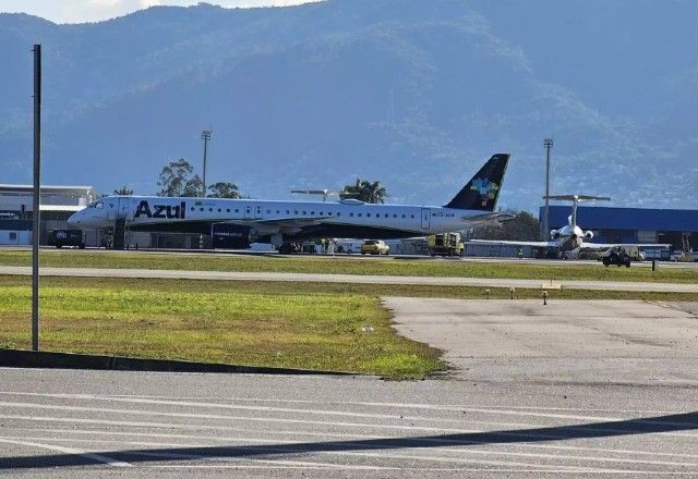 Aeroporto de Florianópolis é fechado após avião se danificar durante pouso