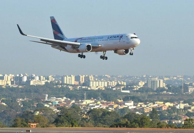 Imagem da noticia Greve geral na Argentina faz companhias aéreas brasileiras cancelarem voos