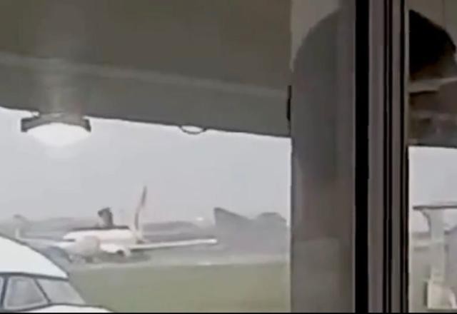 Imagem da noticia Vídeo mostra asfalto se desprender de pista e atingir avião em SC; veja imagens