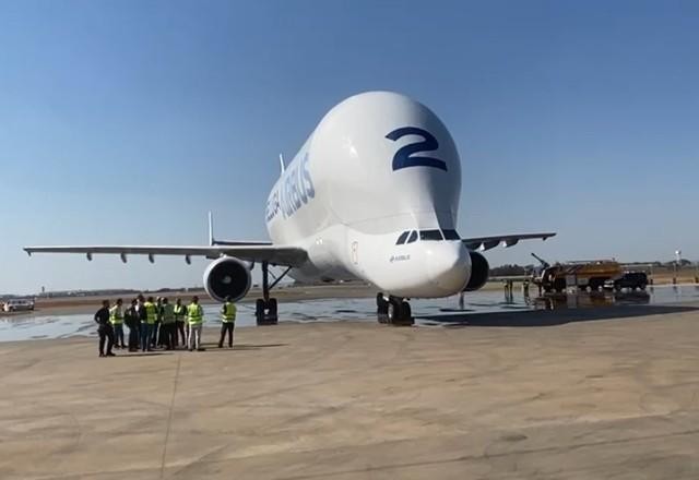 Avião Beluga pousa no interior de São Paulo e atrai curiosos