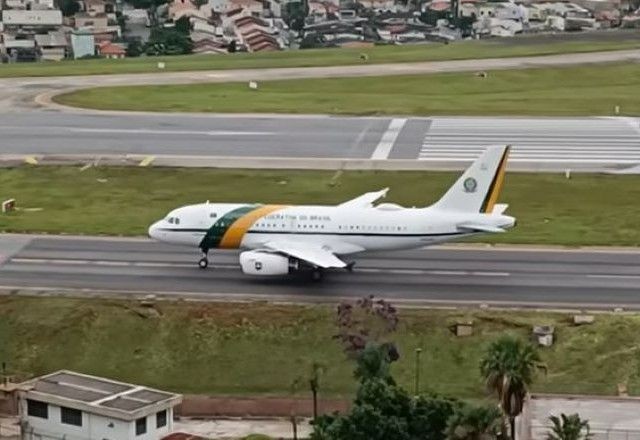 Imagem da noticia Vídeo: Com Lula a bordo, avião presidencial aborta decolagem em SP