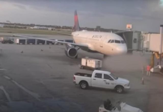 Imagem da noticia Homem morre ao ser sugado por turbina de avião em aeroporto dos EUA