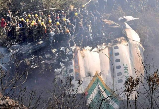 Caixas-pretas de avião que caiu no Nepal são encontradas
