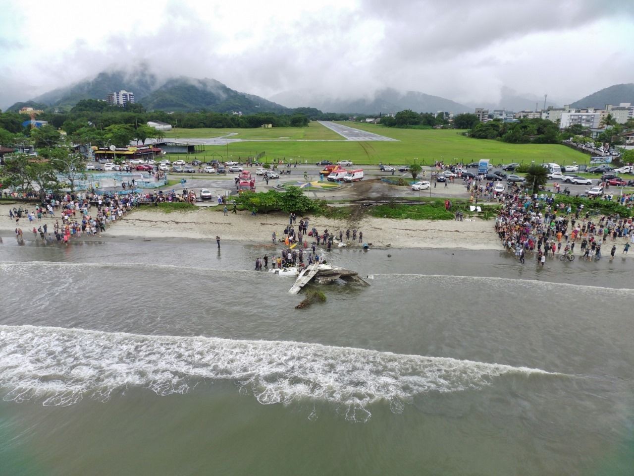 Imagem da noticia Acidente aéreo em Ubatuba: Cinco pessoas estavam no avião e uma na pista de skate