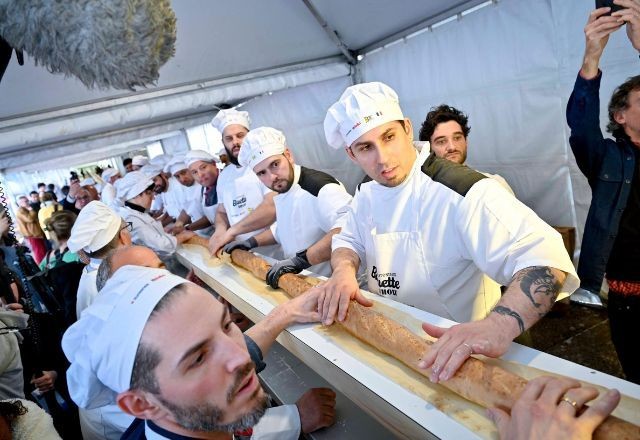 Imagem da noticia Padeiros franceses batem recorde de baguete mais longa do mundo