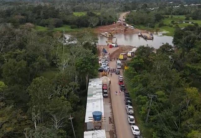 Imagem da noticia Com passagem inundada, motoristas ficam horas à espera de balsa para Manaus