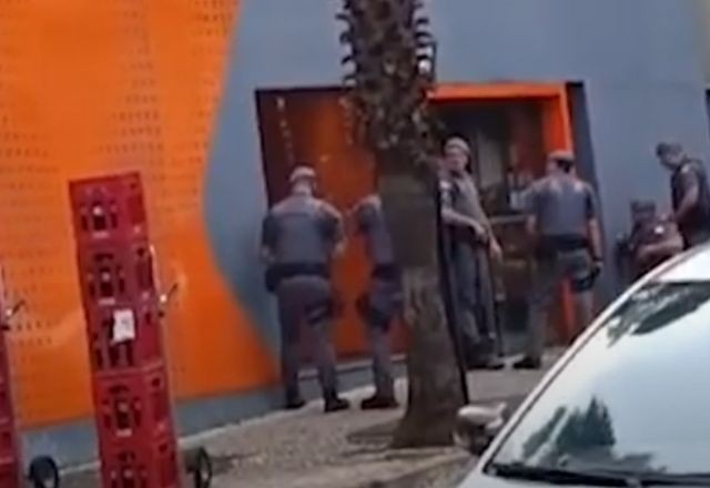 Imagem da noticia Criminosos se rendem após manter reféns em assalto a agência bancária no interior de São Paulo