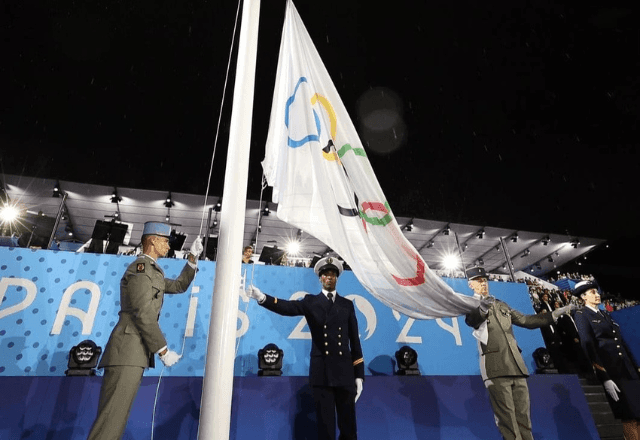 Bandeira olímpica é hasteada ao contrário na abertura de Paris-2024