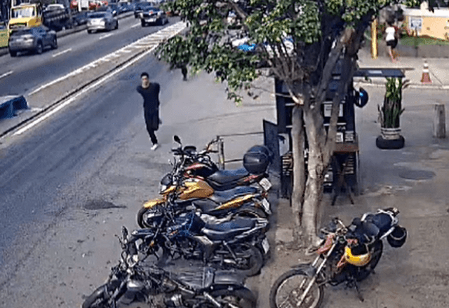 VÍDEO: veja o momento que criminoso foge algemado de delegacia no Rio 