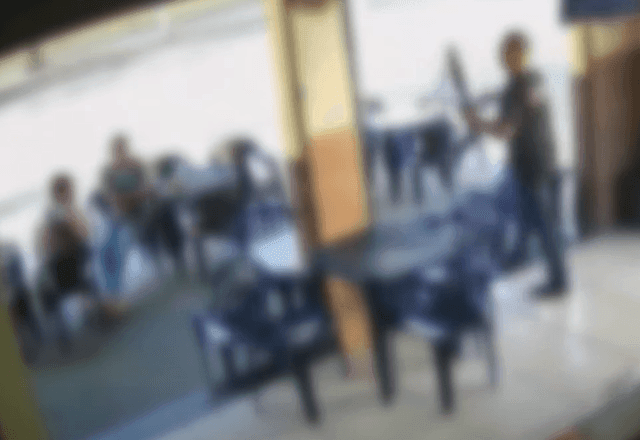 Imagem da noticia Homem armado com espingarda atira contra jovens após se irritar com filmagem em bar