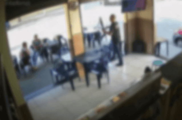 Imagem da noticia Policiais confundem airsoft com arma de fogo e atiram contra adega em São Paulo