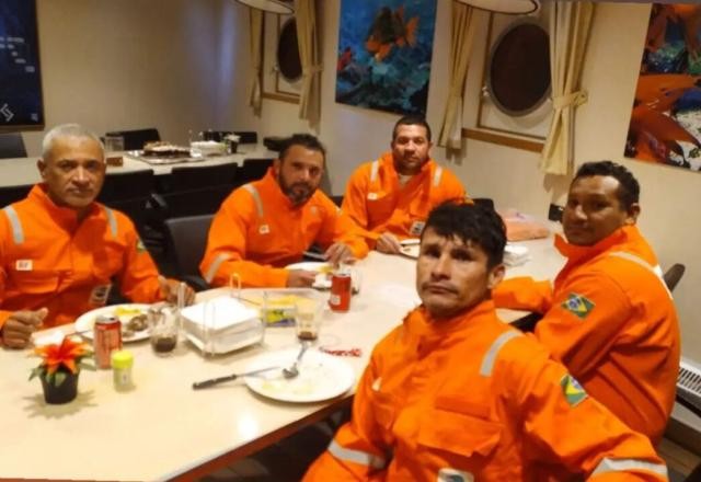 Imagem da noticia Cinco pessoas são resgatadas após barco naufragar em Santa Catarina