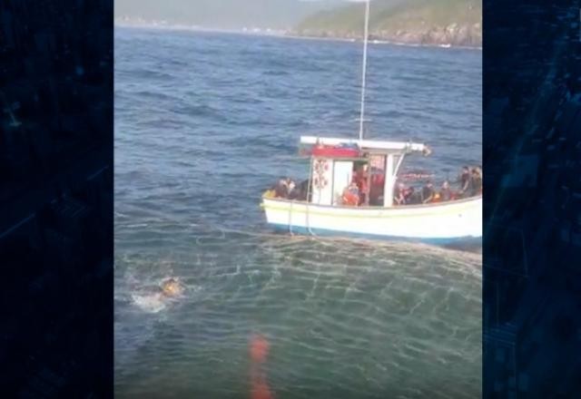 Barco com mais de 20 pessoas a bordo naufraga em Florianópolis