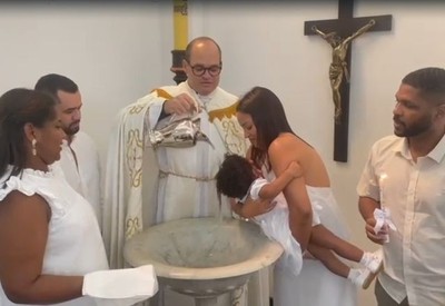 Imagem da noticia Padre é acusado de intolerância religiosa por evitar citar nome de criança durante batismo