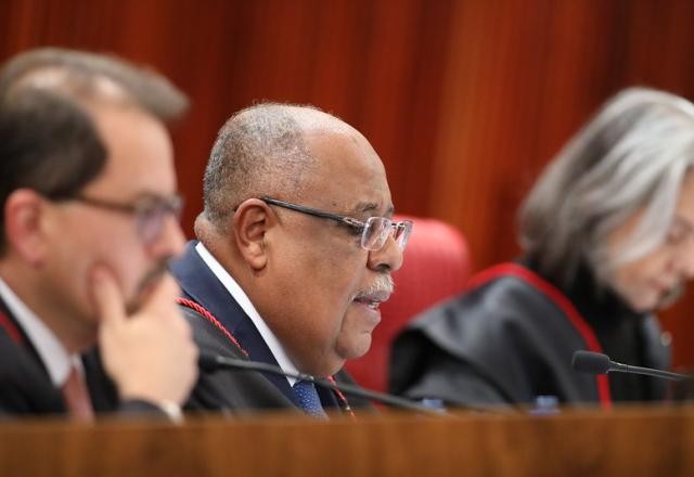 Imagem da noticia Com voto de relator para que Bolsonaro fique inelegível, TSE adia julgamento