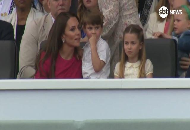 Caretas de bisnetos da rainha roubam a cena no jubileu de platina