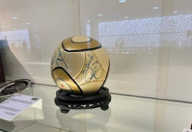 Imagem da noticia Bola autografada por Neymar foi furtada por golpistas na Câmara