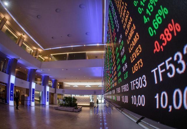 Imagem da noticia Tarifas de Trump derrubam bolsas, enquanto dólar sobe com temor de guerra comercial