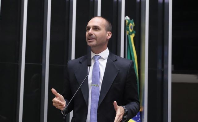 Imagem da noticia Procuradoria se manifesta contra apreensão de passaporte de Eduardo Bolsonaro