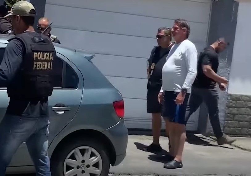 Imagem da noticia Celular de Carlos Bolsonaro apreendido e passeio de lancha; veja imagens da operação da PF
