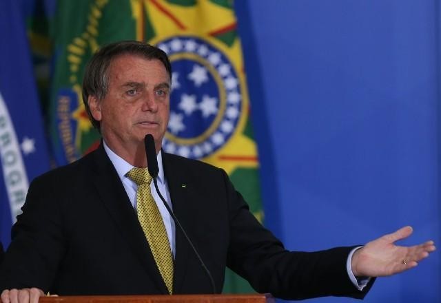 Imagem da noticia YouTube exclui live de Bolsonaro com embaixadores por informações falsas
